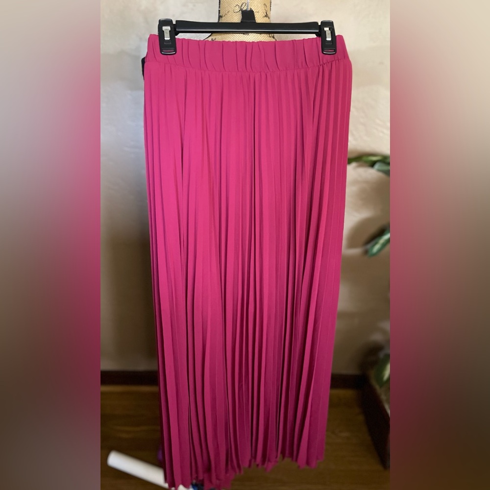 Torrid  NWT Pleated Maxi Skirt in beautiful wine Size 1X